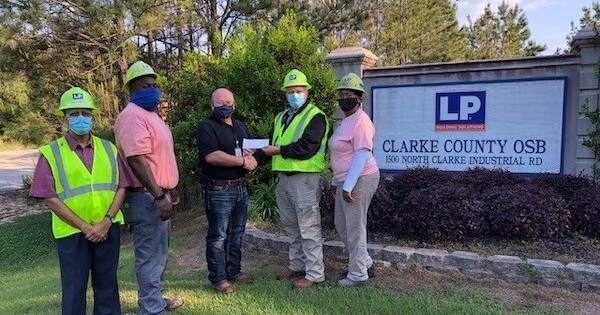 Les employés de LP devant l'usine de panneaux de lamelles orientées de Clarke County