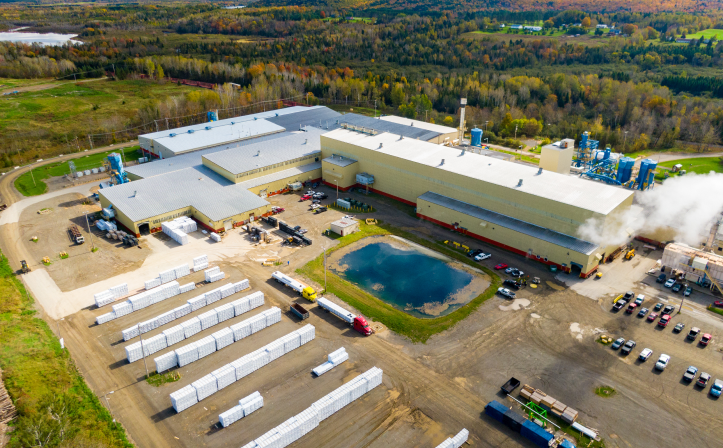 Vue aérienne d’une usine de production LP dans un paysage forestier.